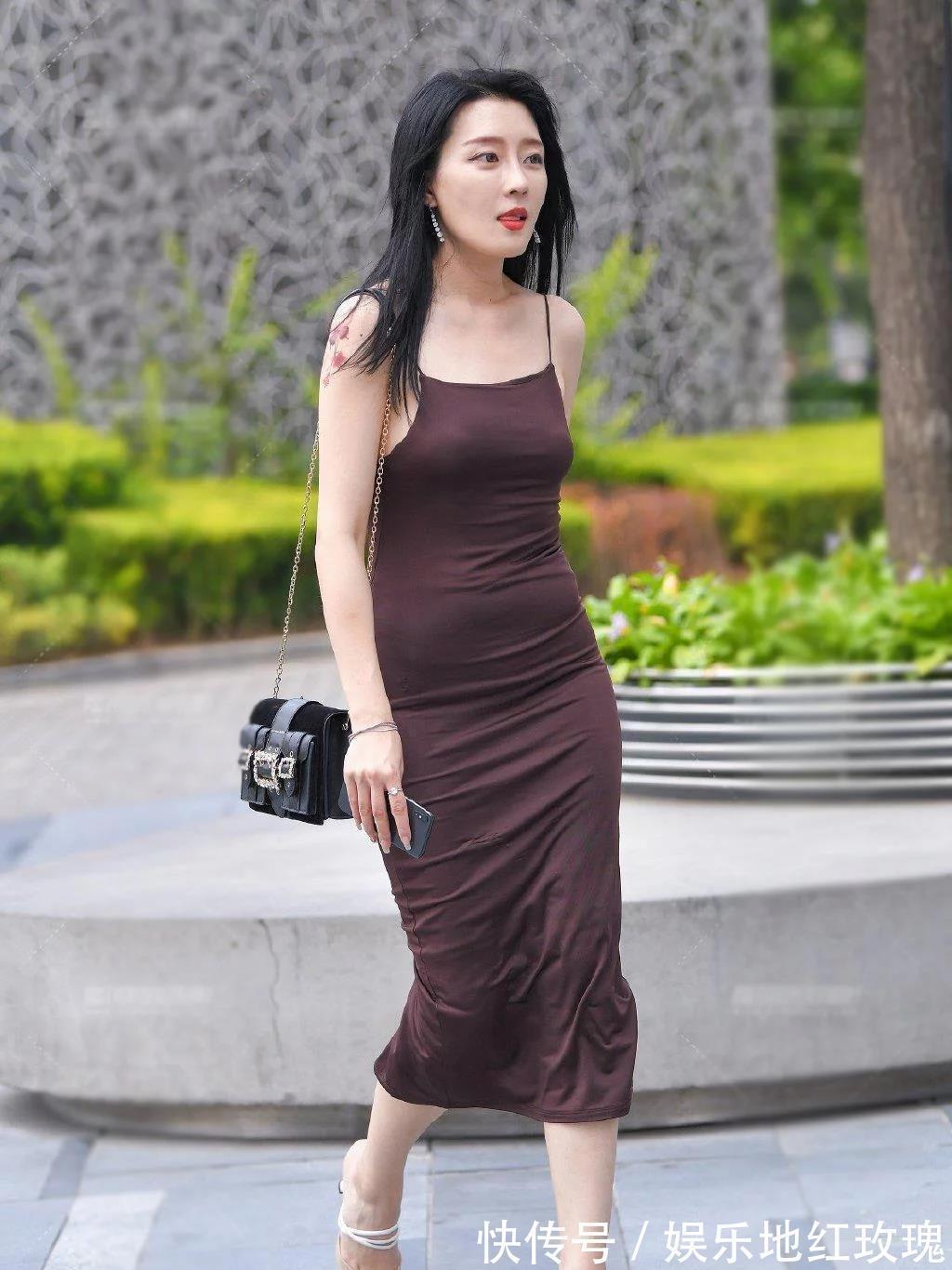 气场|简约修身的吊带裙,穿出了夏季的清凉,清新靓丽又显气场