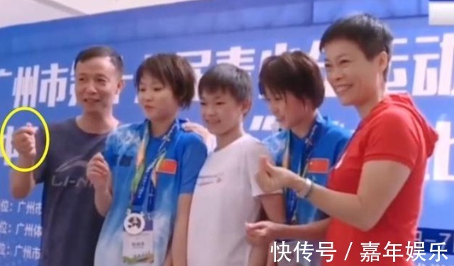 小姑娘|全红婵有领导范儿!握手整理奖牌从容淡定,被选手架上颁奖台合影