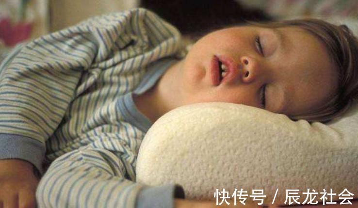 脸型|睡姿影响颜值，除了“张嘴睡”之外，这几种睡姿也会导致娃变丑