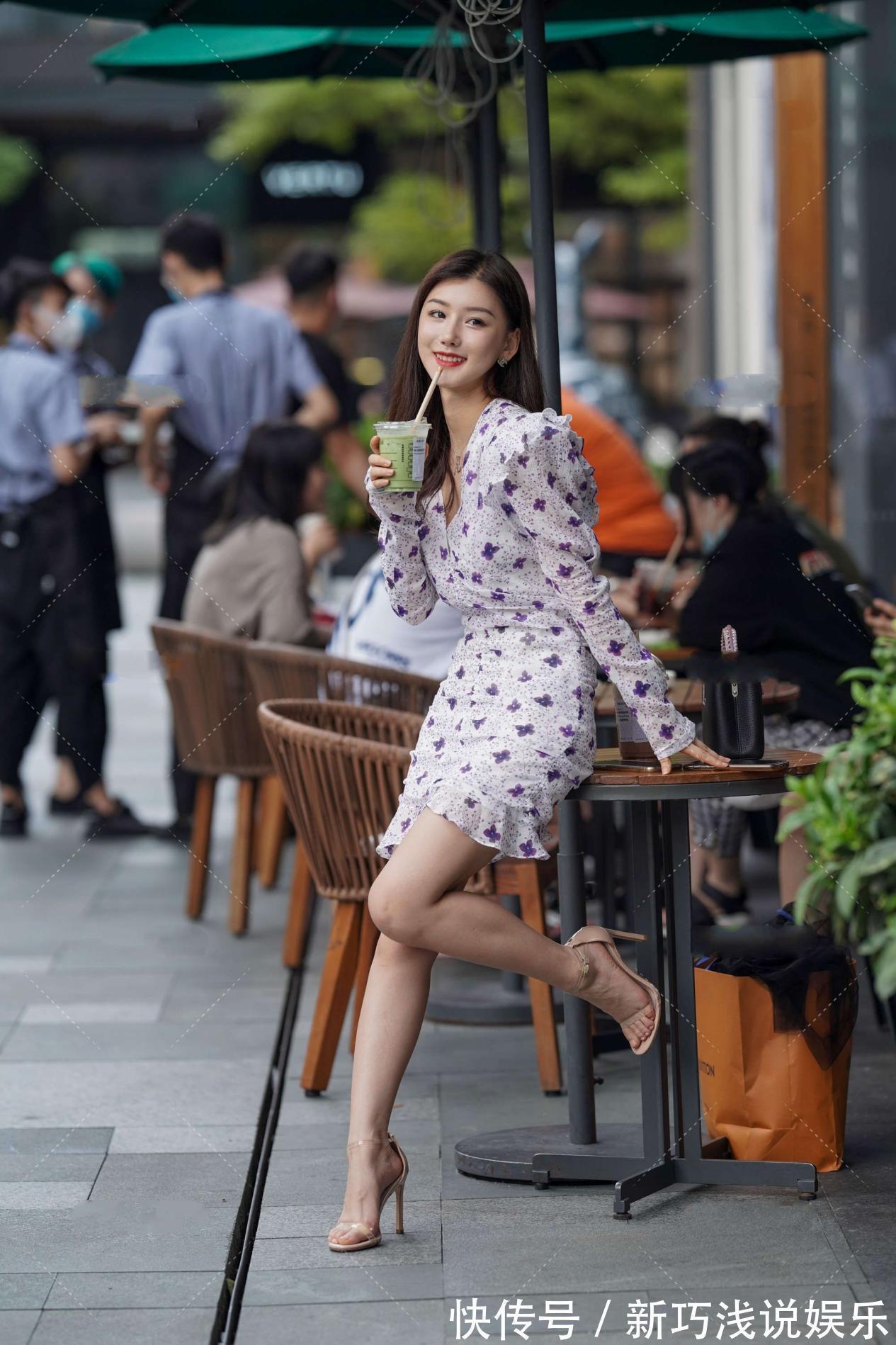 气质 小姐姐的气质和甜美充分地表达出来,带着一丝丝成熟的美