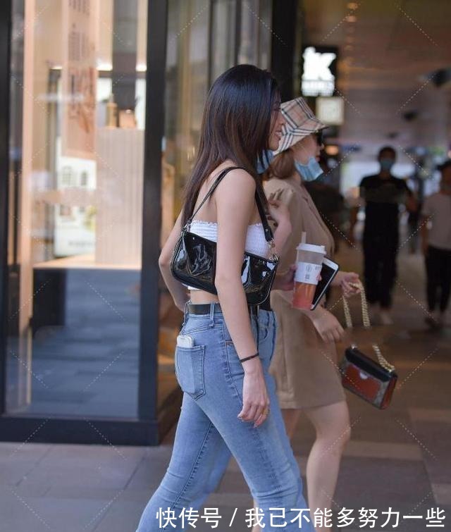腿型 一样的牛仔裤,紧身款与阔腿款风格不同,一个休闲一个性感!