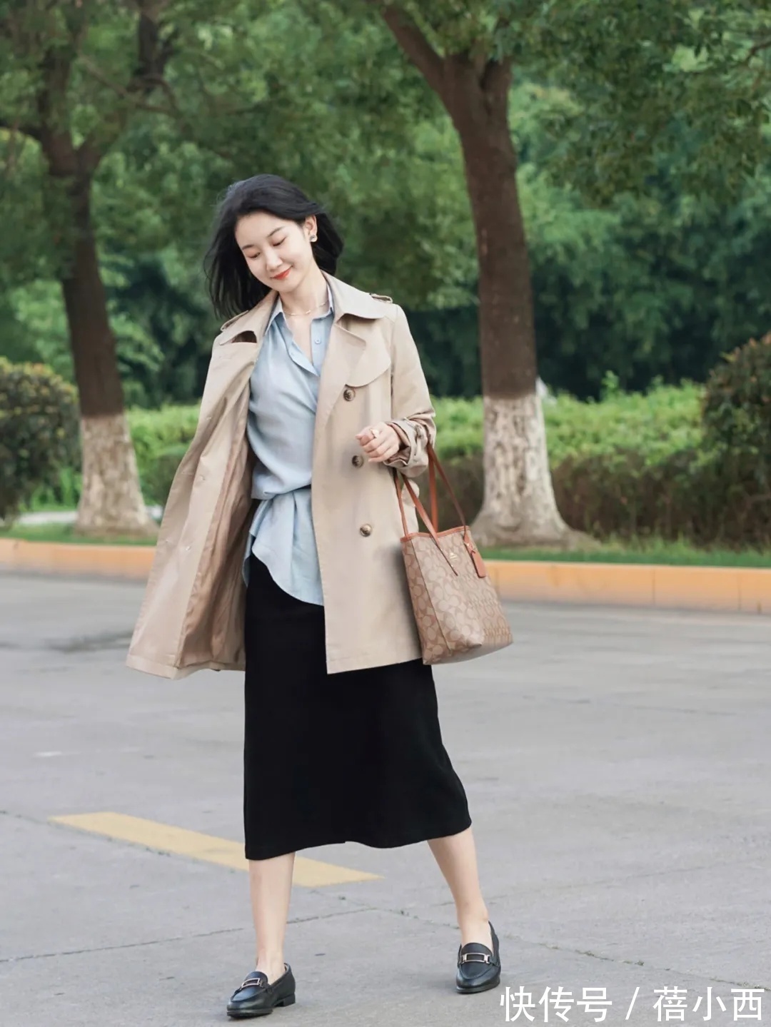 乐福鞋|秋季建议爱美女性多穿“风衣”,搭配连衣裙、半身裙,时髦又优雅