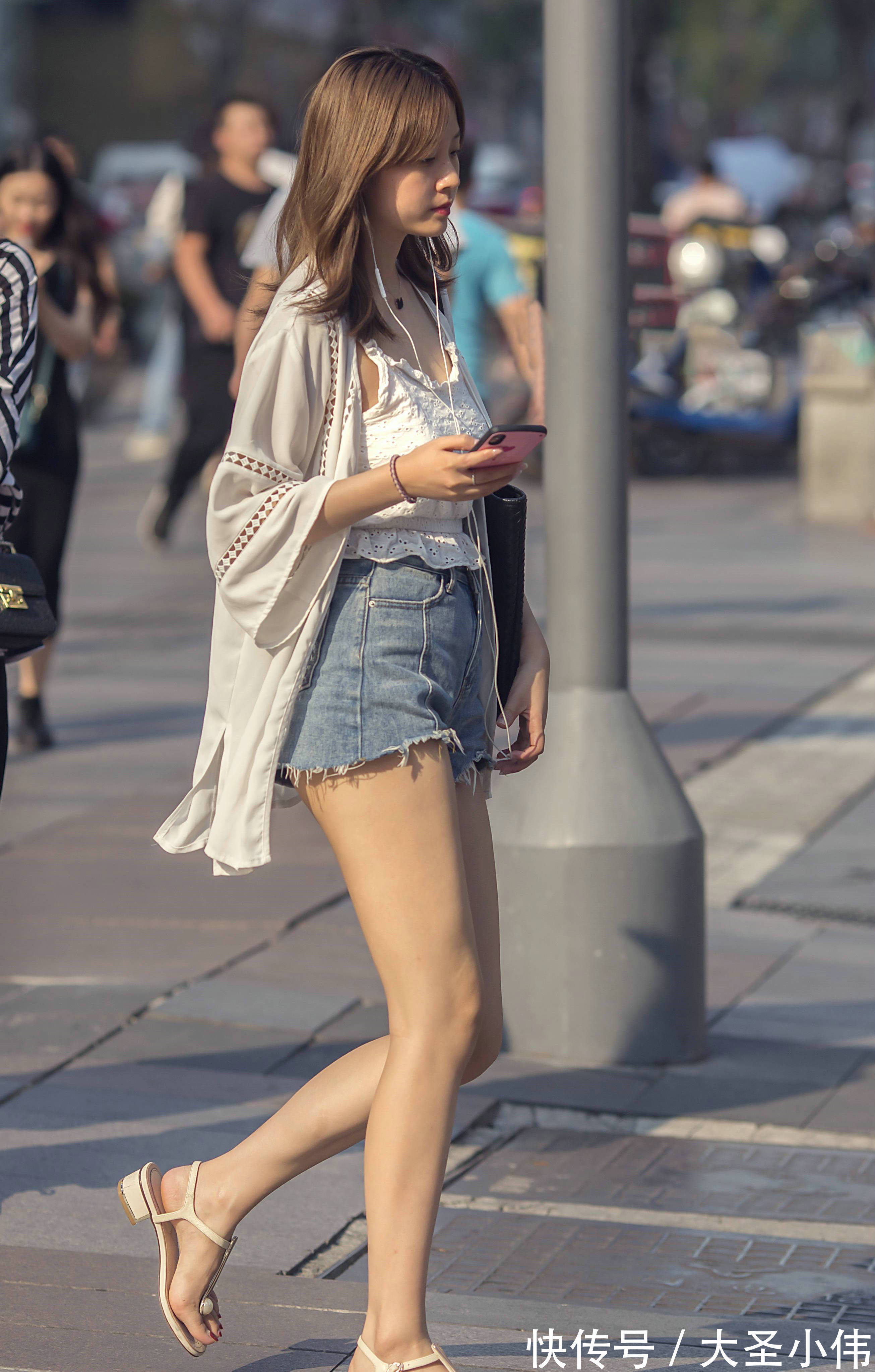 凉鞋|美女街拍:粉色裙身浪漫温馨,搭配一款细带凉鞋,穿搭十分的清甜显少女感