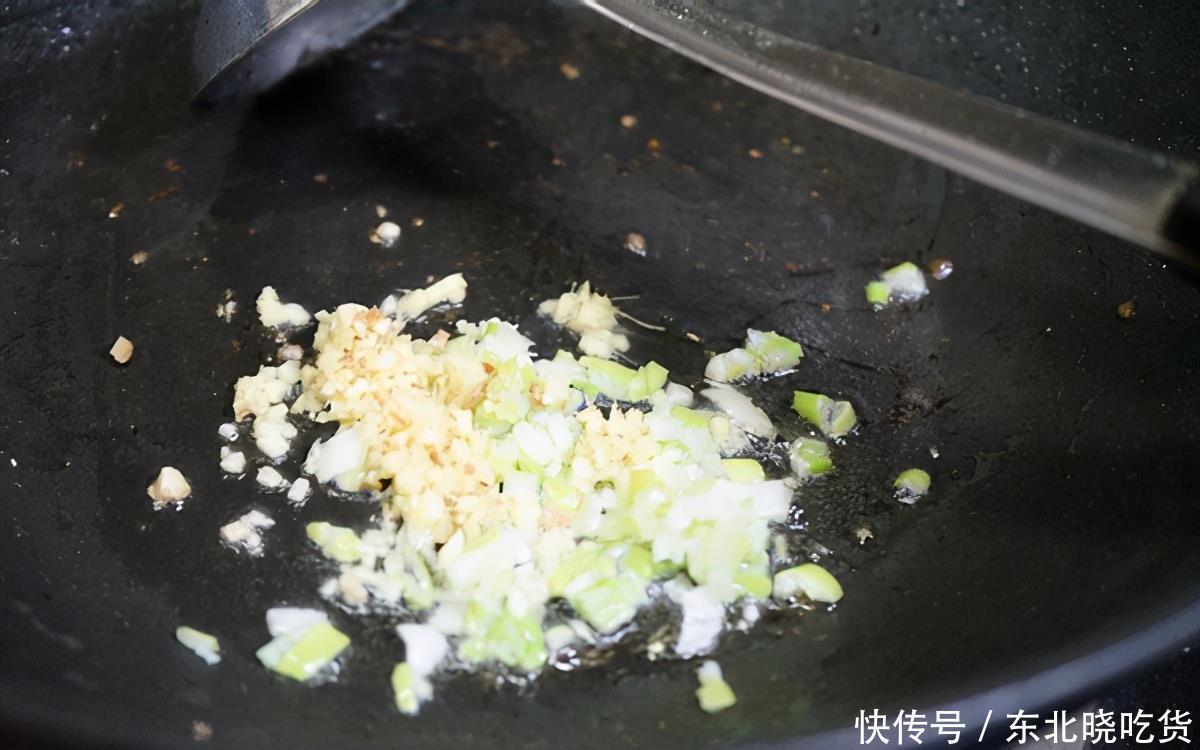 川菜经典的麻婆豆腐,嫩滑可口,香辣下饭,一上桌家人就抢着吃