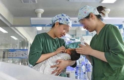 新生儿出生后的10多分钟,到底在“折腾”些啥其实他比妈妈忙