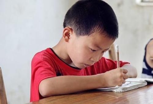 |小学生作文《我的班主任》火了,语言搞笑形容贴切,老师哭笑不得