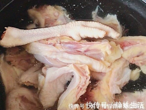 血水|炖鸡汤,别用冷水焯水,教你3个技巧,肉嫩滑汤鲜香,不腥也不柴