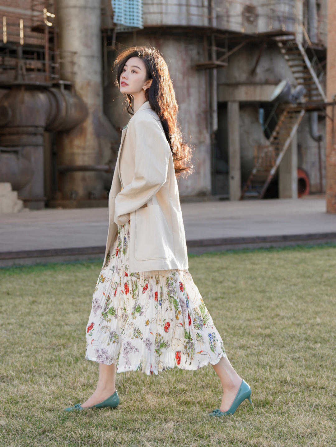 半身裙|西服不只是职业装,内搭T恤+印花半身裙,休闲又时髦,超好看