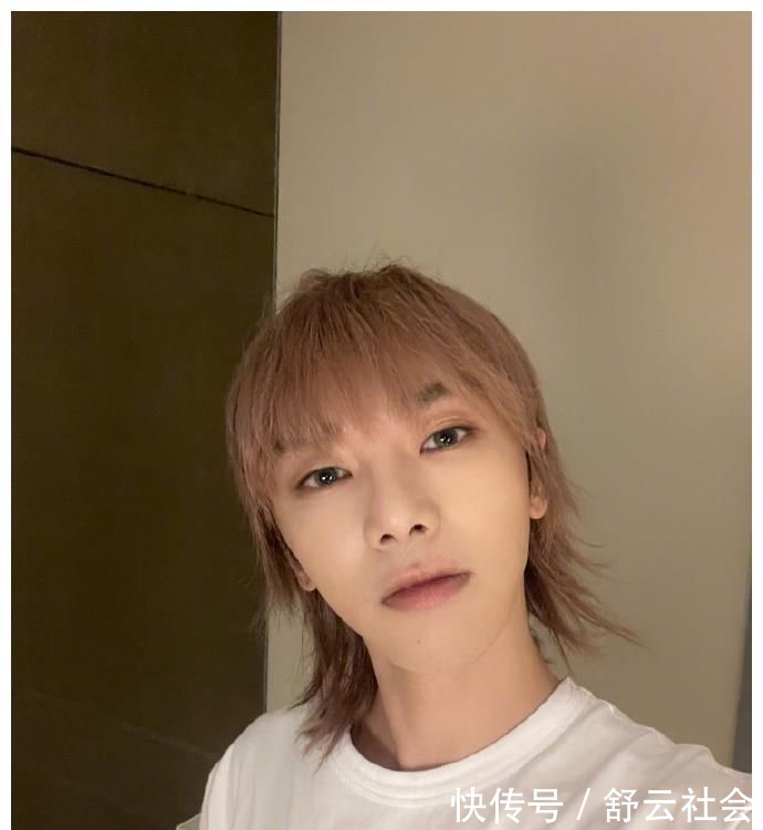 華晨宇曬出吃雞賽獎(jiǎng)杯，這不是重點(diǎn)，雙眼無(wú)神似“網(wǎng)癮”少年