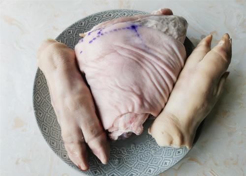  猪手和猪肘子去异味有窍门，烤制这一步不能少，做出的菜肴干净没异味，放心吃