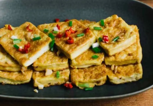 豆腐别直接煎，大厨教我2招，豆腐不粘锅不掉皮，外酥里嫩，真香