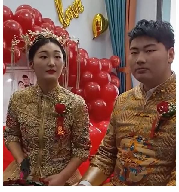 主持人問為什么不離開農(nóng)村，大衣哥的回答展示出了農(nóng)民的愚昧