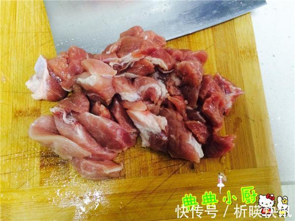 茄子不必清炒啦，如此做几分钟就出锅，开胃又下饭！