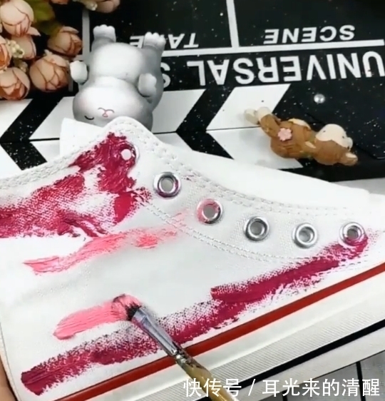 绘画|美术生开脑洞,在白鞋上乱涂乱画,妈妈看到后:下次绝不轻饶你