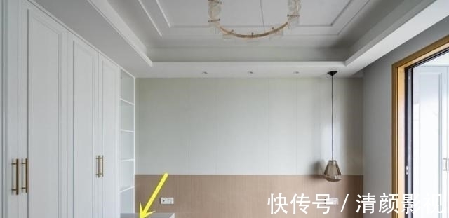 床头|传统床头柜我看不上,悬空设计延伸2m桌面,一字排开可享3大功能