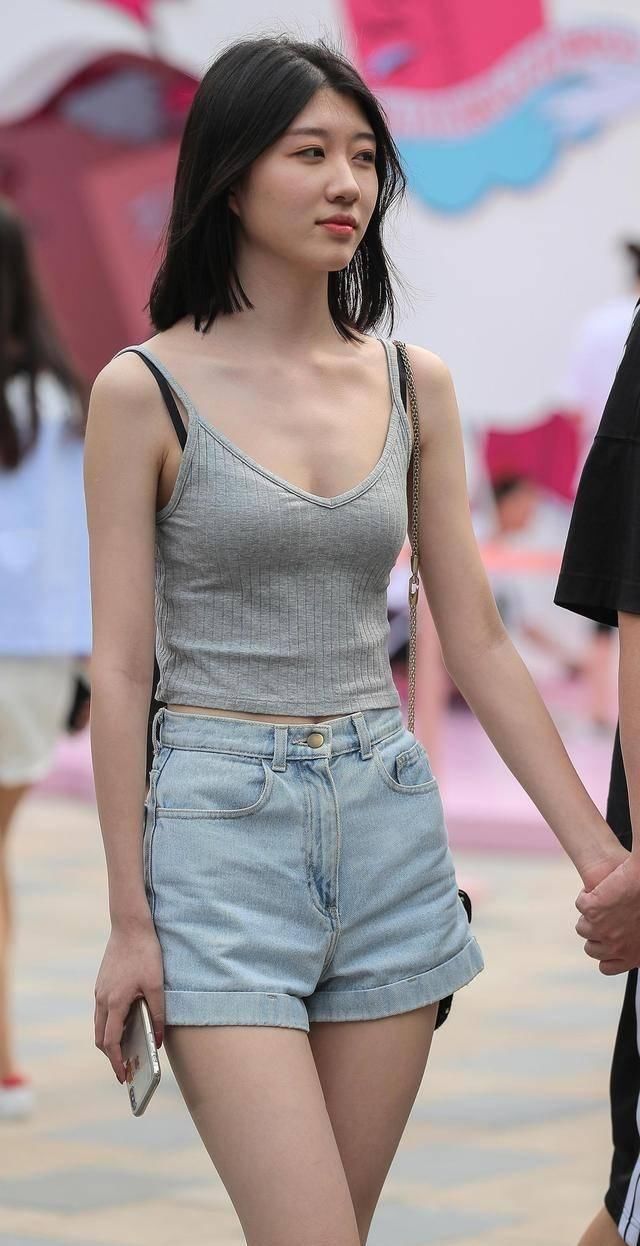 街拍气质小姐姐热裤分分钟秀出好身材,依偎在男友怀里很是甜蜜