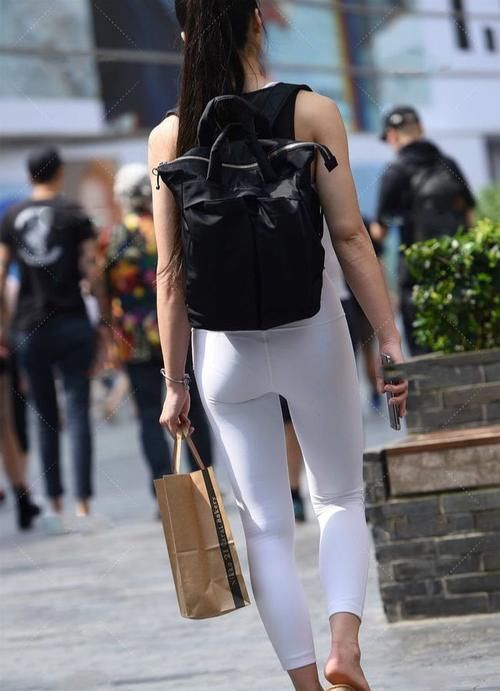 黑白|黑色上衣白系瑜伽裤的组合,简约穿搭里,轻松展现时尚气质