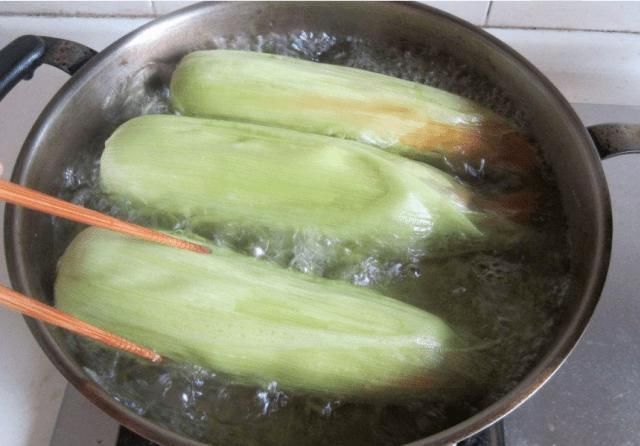 比买|煮玉米时,只放清水就错了,多加一点“它”,鲜甜软糯,比买的香