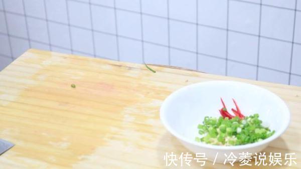 厨师长|饭店的凉拌紫甘蓝为啥好吃,看了厨师长的操作,自己做零失败