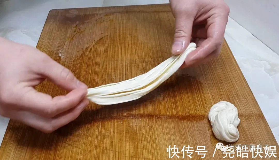 1袋牛奶，4勺面粉，不用一滴水，个个金黄酥脆，出锅孩子都抢着吃