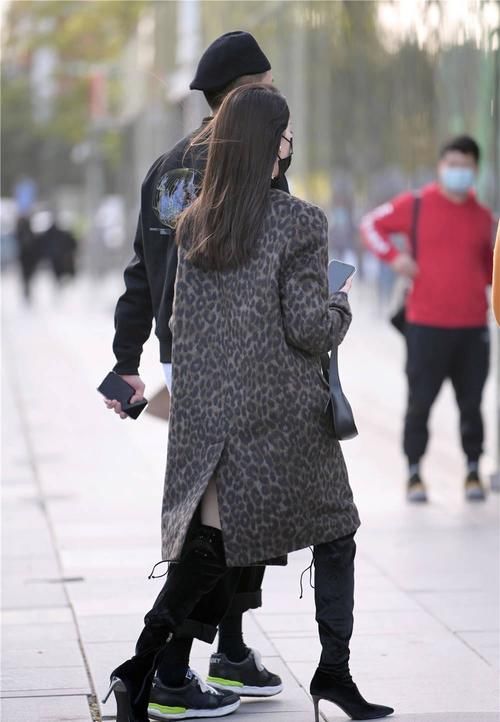 很多人喜欢过膝靴，保暖与时尚并存，冬季穿搭更轻松