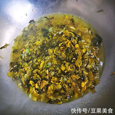 酸菜土豆擦|学会这道酸菜土豆擦，想低调都不行