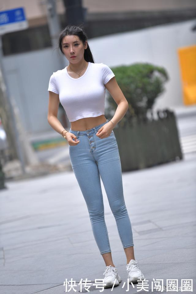 白T恤加牛仔裤,简单的穿搭却有惊艳的美