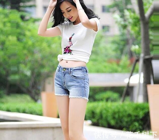 百搭|五官精致的牛仔裤美女，散发迷人气质，回头率十足！