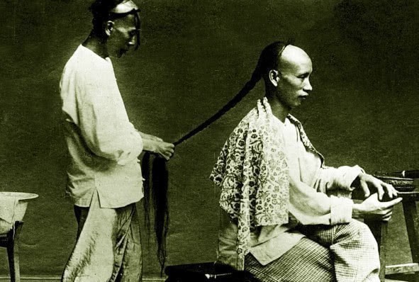 清朝普通百姓一年洗一次头,他们的辫子有多脏?看完吃饭难以下咽