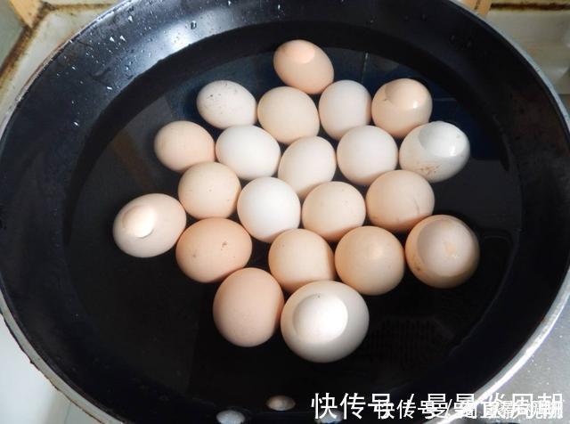 吃鸡蛋时不能做这6件事,很多人不知道,多数人都在做