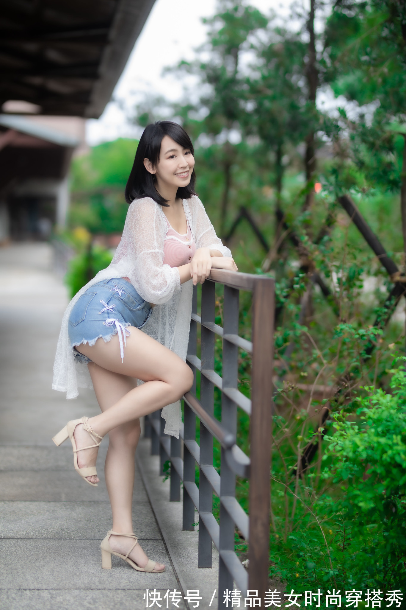 防晒|清凉干净的穿搭才会更吸引眼球,一件吊带、一件防晒长衫足矣