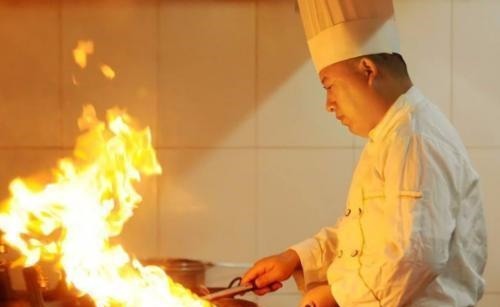 为什么饭店厨师炒菜几乎是用勺子不是铲子？服务员说出其中的秘密