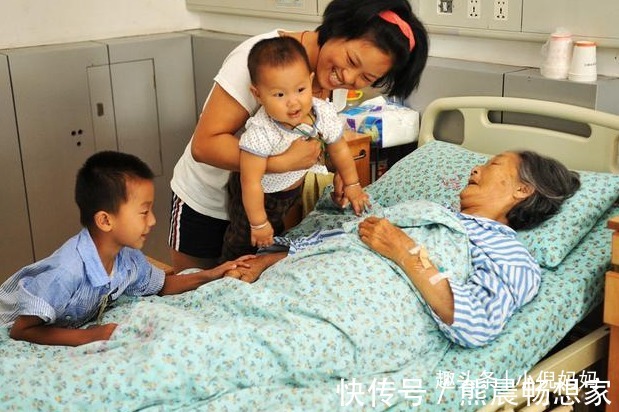 父母|未满1岁宝宝惨遭遗弃,在地上边爬边哭,父母成为罪魁祸首