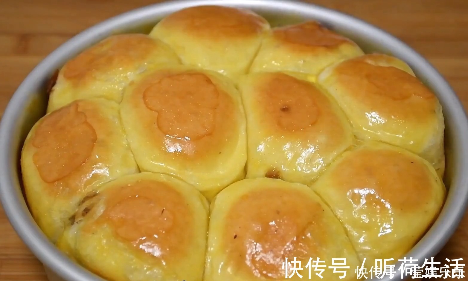 1碗面粉，加4个鸡蛋，不用水，不用烤箱，教你做柔软香甜拉丝面包