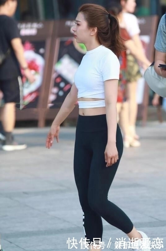 美女|街拍打底裤美女，有的时尚有的身材好，图四属于只可远观的类型