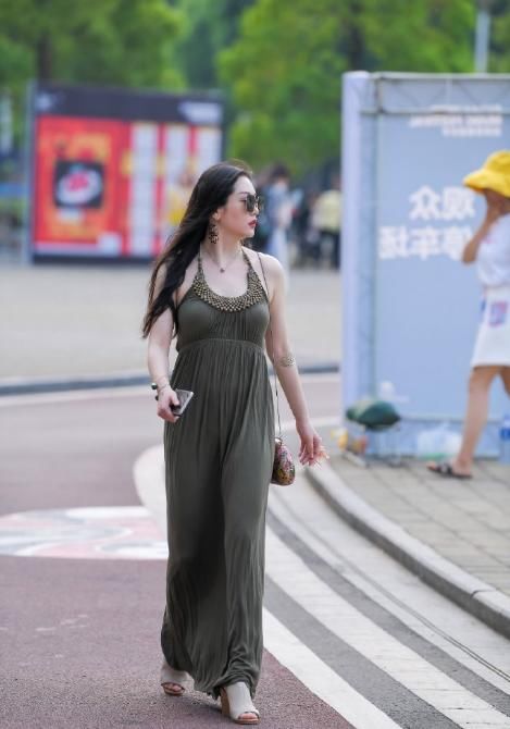  度假风情|身穿挂脖裙的小姐姐，将度假风完美hold，兼具时尚与风情