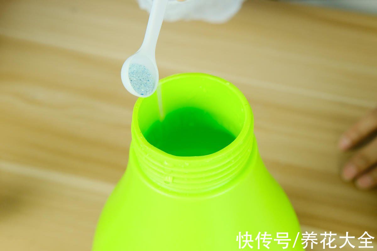 不会选花肥的，一瓶“花多多”就搞定，十来块钱啥花都能用