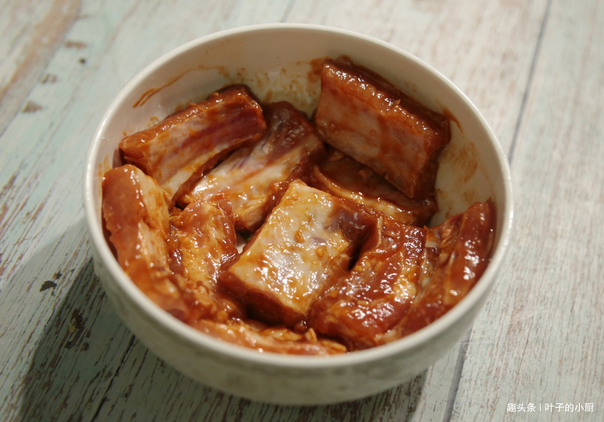 做排骨，很多人都用“传统”方法烧，油多还不香，教您好吃的秘诀