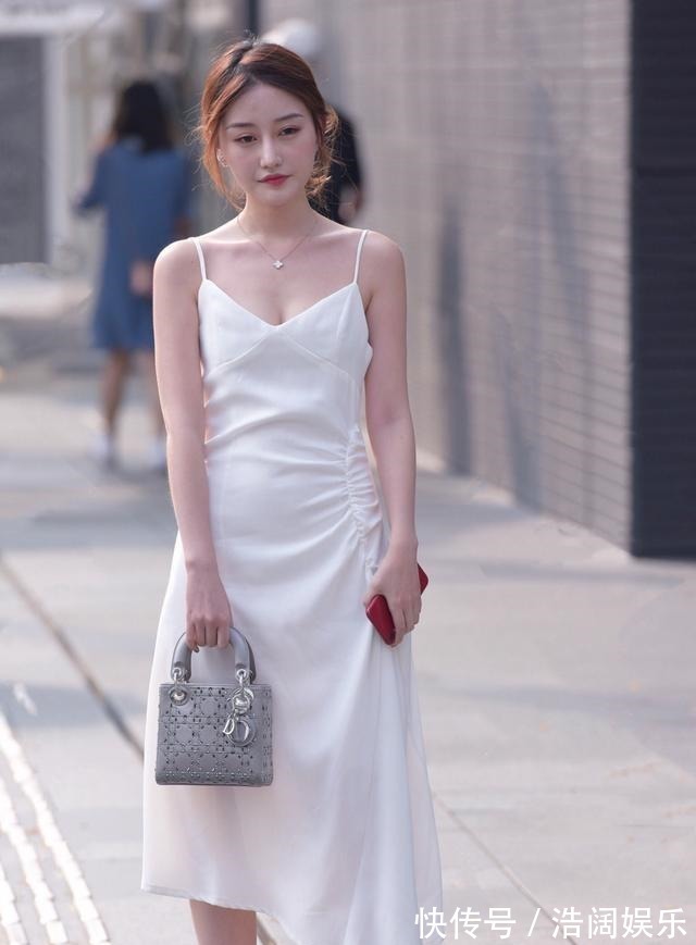 桔梗裙 白色吊带连衣裙搭配透明高跟鞋,时尚感爆棚,穿出优雅的气质!