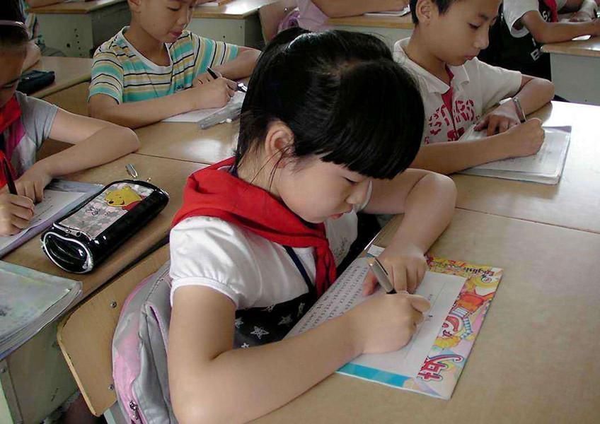 小朋友|同样是被罚抄名字100遍,一个孩子2分钟搞定,一个哭着写到半夜