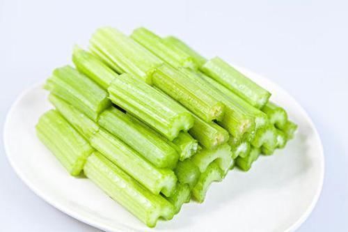 忠告|忠告芹菜不能与此物同食,吃了就是没病找病,还有人不清楚