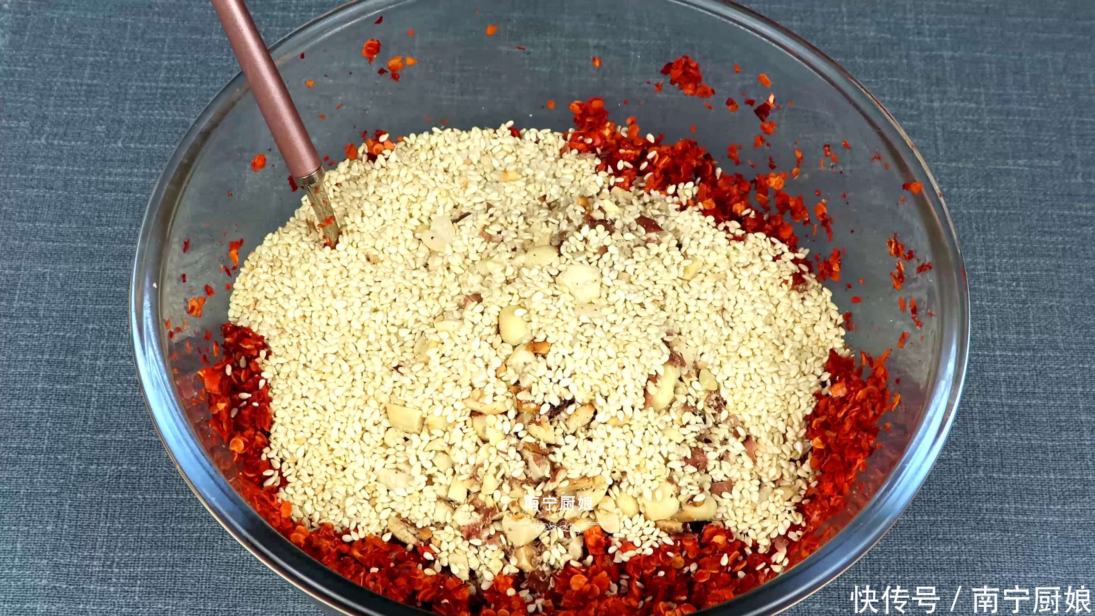 做辣椒油时，一定不要直接泼热油，多做一步，辣椒油想不好吃都难