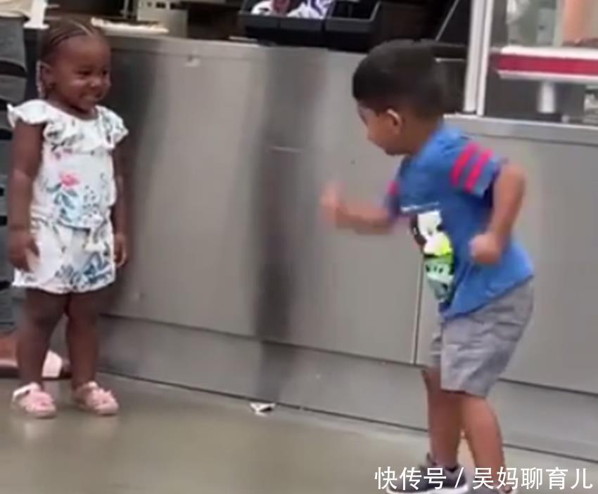 |小男孩“试图”凭借各种搞笑动作打动小女孩,网友:懂得套路太多