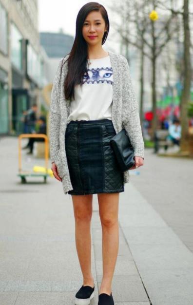 街拍:美女白色露肩紧身裙,身材曼妙长发披肩,窈窕多姿