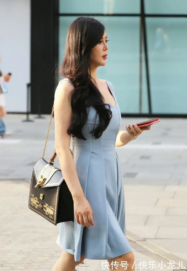连衣裙 背心连衣裙也能穿出成熟又显气韵的美，款式简单又清新