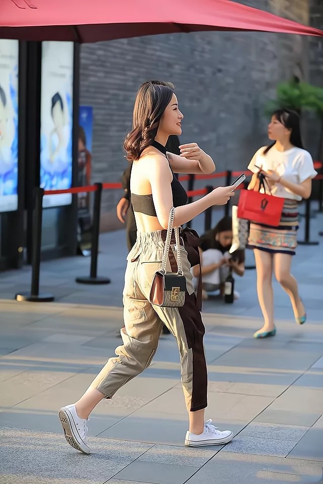 时尚 黑色挂脖上衣搭配卡其色工装裤，干净利落，时尚大气