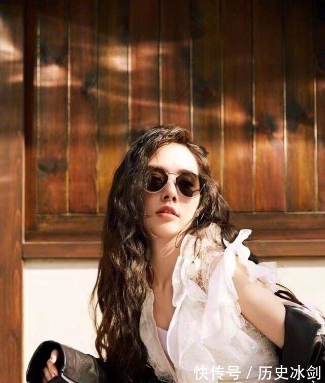 郭碧婷|“羊毛卷”就要过时了,“漫画卷”才是今冬最火发型,减龄显脸小