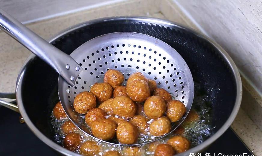 炸猪肉丸子时,谨记“2不放、加3样”丸子外焦里嫩,放凉也不硬