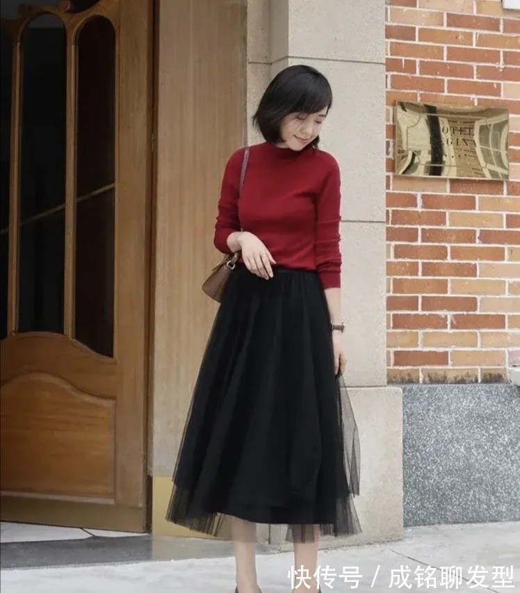 巧克力色|秋季有一种穿搭叫“针织衫+半裙”,简单好看又舒服,优雅又舒服