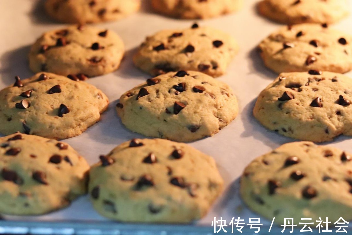 吃起来|这饼干小小一个，吃起来有别样的口感，做的跟外面卖的没两样